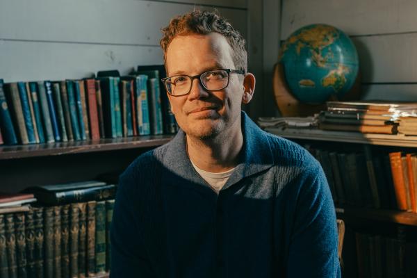 Hank Green, a prolific digital content creator and entrepreneur with the ethos “make things, learn stuff,” will deliver the address at the OneMIT Commencement Ceremony on Thursday, May 29.